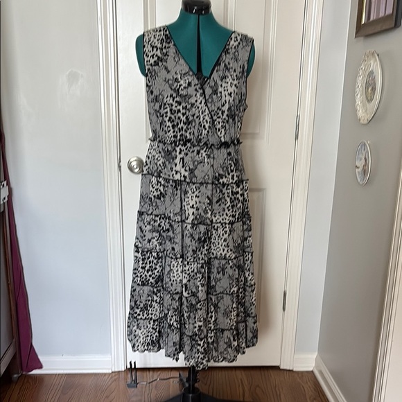 Style & Co. Dresses & Skirts - Style & Co Black and White V-Neck Sleeveless Midi Dress